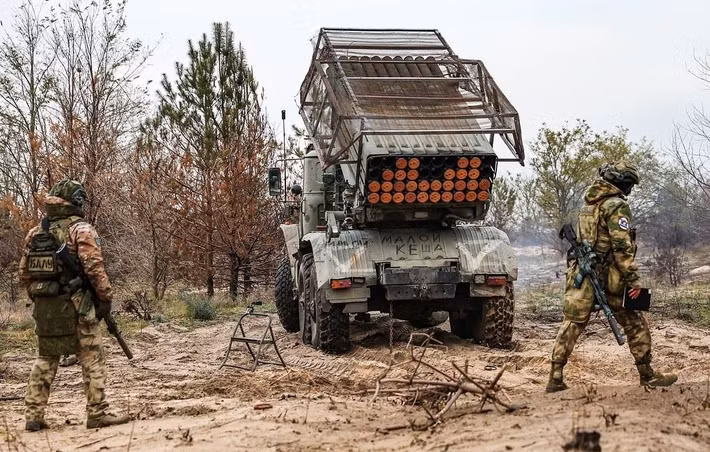 Novomarkovo giữ vị trí then chốt khi nằm trên bờ tây kênh đào Seversky Donetsk - Donbass và án ngữ phía tây tuyến cao tốc Artemovsk - Slavyansk. Việc kiểm soát khu vực này giúp quân đội Nga tiếp cận trực tiếp các trục giao thông huyết mạch, mở đường cho triển khai lực lượng, hậu cần và các mũi tiến công trong giai đoạn tiếp theo.