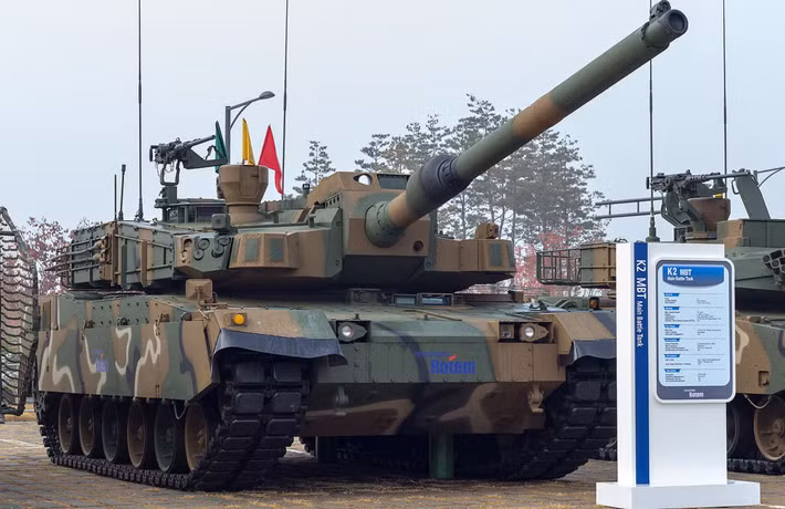 Một trong những điểm "thông minh" nhất của Xe tăng K2 Black Panther là hệ thống điều khiển hỏa lực. Xe tăng này sử dụng radar tần số cao và máy đo khoảng cách laser để "khóa mục tiêu", thậm chí cả trực thăng bay thấp. Ảnh: @ Defense Magazine.