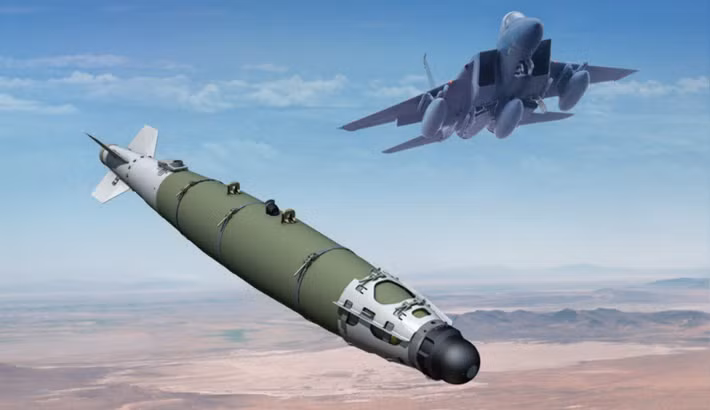 Dù vậy, thử nghiệm trong thực tế lại khác xa. Coffey từng trực tiếp điều khiển F-15E dùng pháo Vulcan bắn UAV trong trận chiến tháng 4/2024 nhưng thất bại. Khi chuyển sang JDAM, phi đội phải tính toán tỉ mỉ góc bổ nhào, tốc độ mục tiêu và đặc biệt là vùng an toàn dưới đường rơi của bom.
