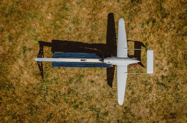 Bằng cách kết hợp gần 20 năm kinh nghiệm về kỹ thuật UAV của Skyeton với công nghệ robot tự động và công nghệ kết hợp cảm biến của Harmattan AI, quan hệ đối tác này nhằm mục đích cung cấp một UAV do châu Âu chế tạo có khả năng tăng cường nhận thức tình huống trên chiến trường và khả năng ra quyết định. Ảnh: @Skyeton.