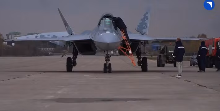 Màn trình diễn làm nổi bật sự tiến bộ của máy bay Su-57 trong thiết kế ít bị phát hiện, và phản ánh sự tập trung ngày càng tăng của Nga vào việc tích hợp vũ khí bên trong để cải thiện khả năng tránh radar trong các nhiệm vụ tấn công. Ảnh: @OSINTWarfare.