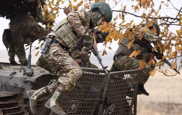 Không chỉ từ hướng đông nam, cụm đô thị Slavyansk - Kramatorsk còn chịu sức ép ngày càng lớn từ phía đông bắc, khi các đơn vị Nga tiến công từ khu vực Krasny Liman, từng bước hình thành thế gọng kìm siết chặt tuyến phòng thủ Ukraine.