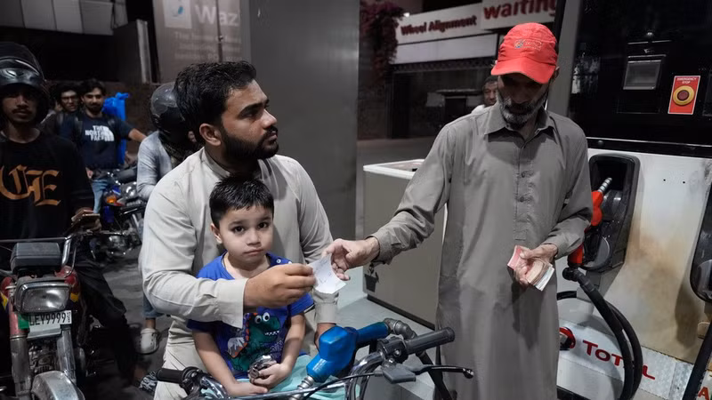 Pakistan trợ cấp nhiên liệu cho người có thu nhập thấp
