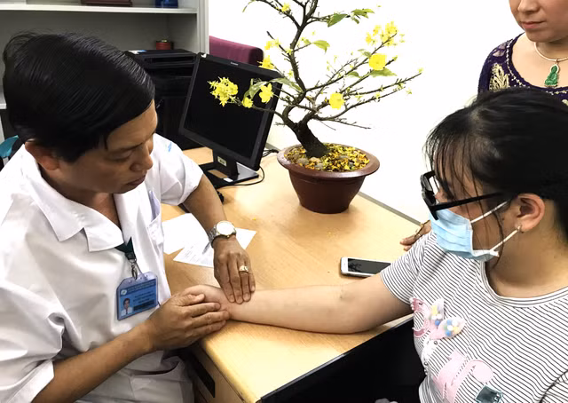Sot xuat huyet: Nhap vien ngay neu het sot, khong di tieu duoc tren 6 gio