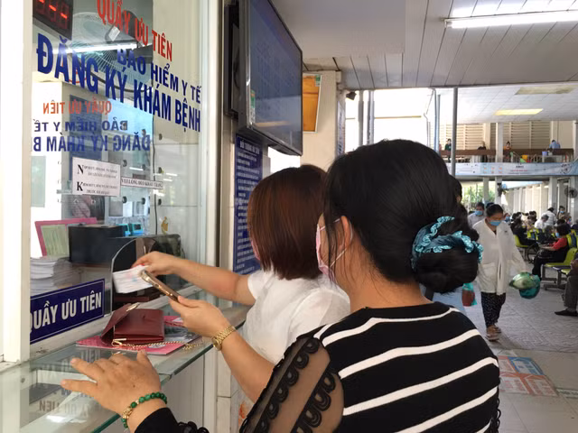 Thiếu thuốc và vật tư y tế, bệnh nhân bị “tước” quyền lợi khám chữa bệnh? - Hình 2 Thieu thuoc va vat tu y te, benh nhan bi “tuoc” quyen loi kham chua benh?-Hinh-2