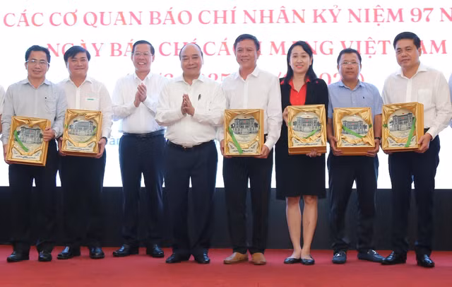 Chủ tịch nước Nguyễn Xuân Phúc gặp mặt lãnh đạo các cơ quan báo chí tại TP HCM Chu tich nuoc Nguyen Xuan Phuc gap mat lanh dao cac co quan bao chi tai TP HCM