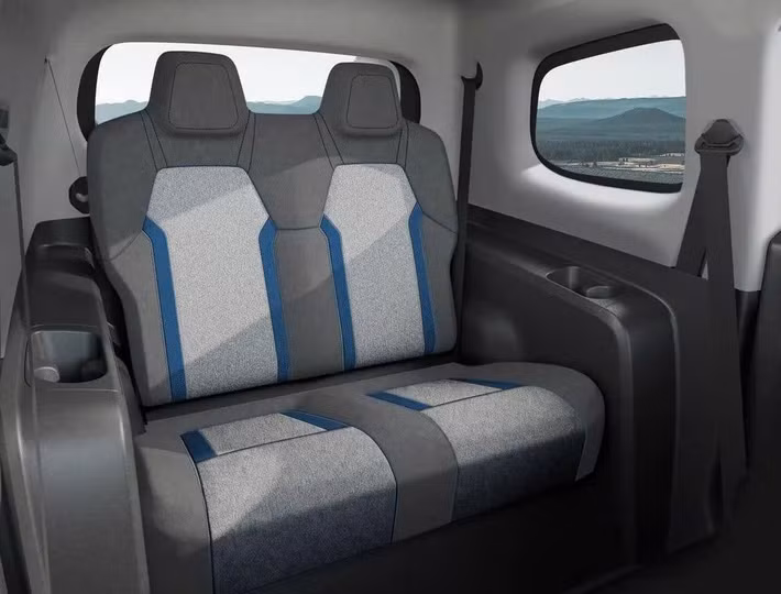 Tầm hoạt động dao động từ 120–180km cho mỗi lần sạc, phù hợp với nhu cầu di chuyển nội thành. Giá bán chính thức của Minio Green được VinFast công bố ở mức 269 triệu đồng. Những chiếc xe đầu tiên dự kiến sẽ đến tay khách hàng vào tháng 8 tới.