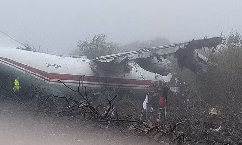 Máy bay lao xuống đất vì hết nhiên liệu, 5 người thiệt mạng May bay lao xuong dat vi het nhien lieu, 5 nguoi thiet mang