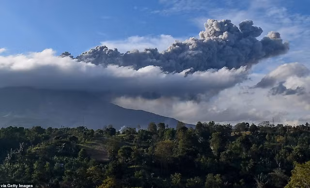 Kinh hoàng cảnh núi lửa Indonesia phun trào khói bụi - Hình 8 Kinh hoang canh nui lua Indonesia phun trao khoi bui-Hinh-8