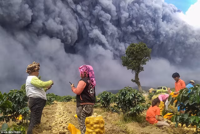 Kinh hoàng cảnh núi lửa Indonesia phun trào khói bụi - Hình 11 Kinh hoang canh nui lua Indonesia phun trao khoi bui-Hinh-11