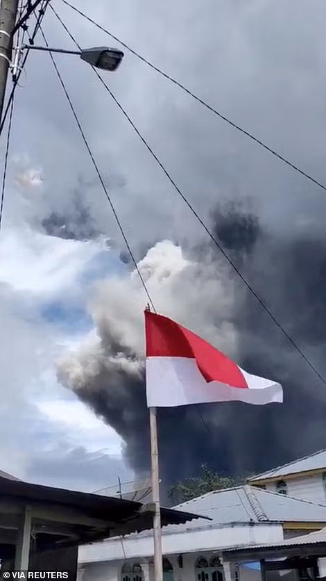 Kinh hoàng cảnh núi lửa Indonesia phun trào khói bụi - Hình 9 Kinh hoang canh nui lua Indonesia phun trao khoi bui-Hinh-9