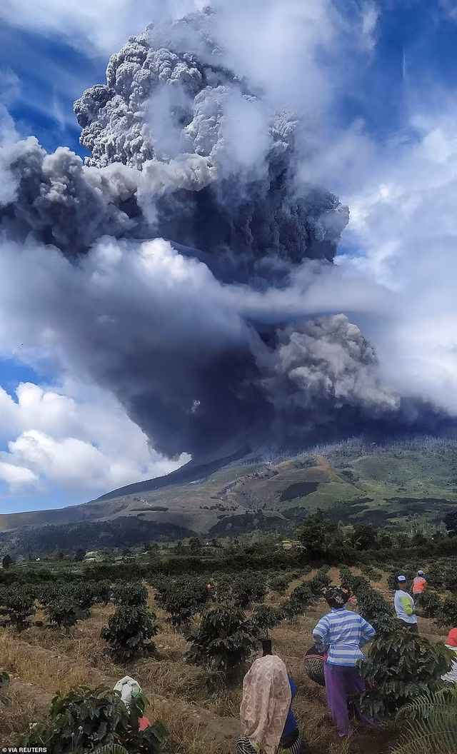 Kinh hoàng cảnh núi lửa Indonesia phun trào khói bụi - Hình 5 Kinh hoang canh nui lua Indonesia phun trao khoi bui-Hinh-5
