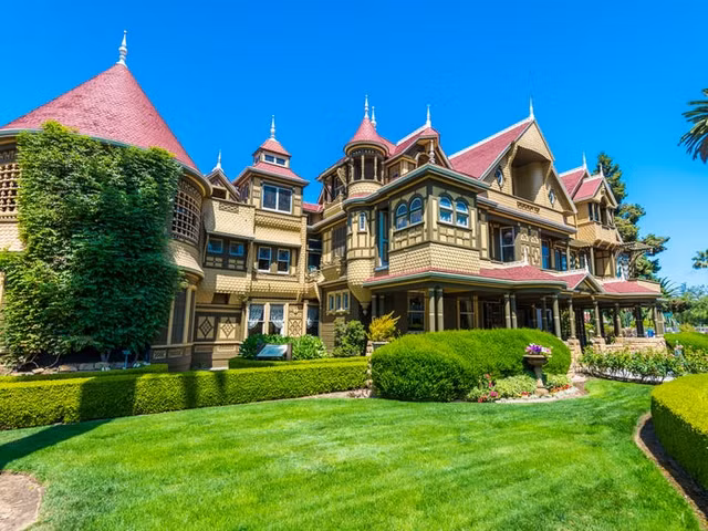 Điều kỳ lạ trong căn biệt thự bí ẩn Winchester ở Mỹ - Hình 8 Dieu ky la trong can biet thu bi an Winchester o My-Hinh-8