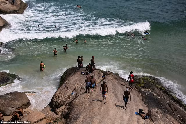 Hoảng hồn bãi biển Brazil đông nghịt người không đeo khẩu trang bất chấp COVID-19 - Hình 11 Hoang hon bai bien Brazil dong nghit nguoi khong deo khau trang bat chap COVID-19-Hinh-11