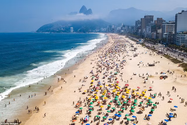 Hoảng hồn bãi biển Brazil đông nghịt người không đeo khẩu trang bất chấp COVID-19 - Hình 3 Hoang hon bai bien Brazil dong nghit nguoi khong deo khau trang bat chap COVID-19-Hinh-3