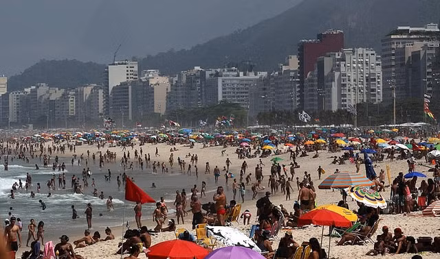 Hoảng hồn bãi biển Brazil đông nghịt người không đeo khẩu trang bất chấp COVID-19 - Hình 7 Hoang hon bai bien Brazil dong nghit nguoi khong deo khau trang bat chap COVID-19-Hinh-7