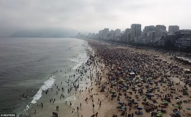 Hoảng hồn bãi biển Brazil đông nghịt người không đeo khẩu trang bất chấp COVID-19 - Hình 6 Hoang hon bai bien Brazil dong nghit nguoi khong deo khau trang bat chap COVID-19-Hinh-6