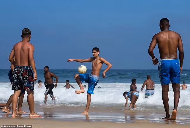 Hoảng hồn bãi biển Brazil đông nghịt người không đeo khẩu trang bất chấp COVID-19 - Hình 13 Hoang hon bai bien Brazil dong nghit nguoi khong deo khau trang bat chap COVID-19-Hinh-13