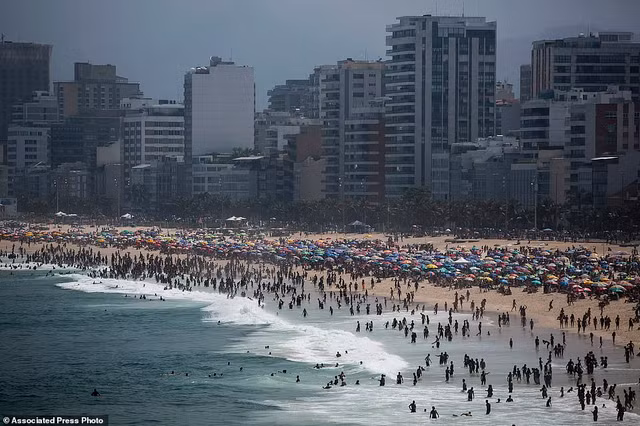 Hoảng hồn bãi biển Brazil đông nghịt người không đeo khẩu trang bất chấp COVID-19 - Hình 2 Hoang hon bai bien Brazil dong nghit nguoi khong deo khau trang bat chap COVID-19-Hinh-2