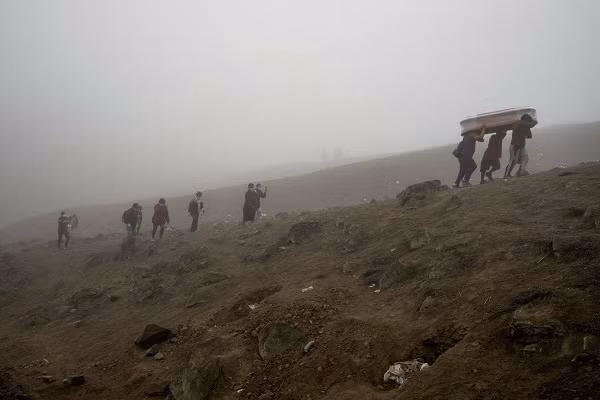COVID-19: Cảnh xót xa tại nghĩa trang dành cho người nghèo ở Peru - Hình 5 COVID-19: Canh xot xa tai nghia trang danh cho nguoi ngheo o Peru-Hinh-5