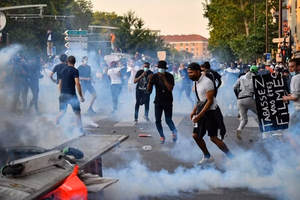 Paris với những hình ảnh kinh hoàng do biểu tình - Hình 3 Paris voi nhung hinh anh kinh hoang do bieu tinh-Hinh-3