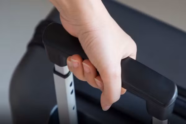 Cặp đôi mang theo vali chứa xác người vào giũa khuya Cap doi mang theo vali chua xac nguoi vao giua khuya