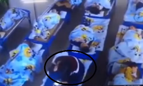 Bức xúc giáo viên mầm non ngồi lên người trẻ để ép bé ngủ trưa Buc xuc giao vien mam non ngoi len nguoi tre de ep be ngu trua
