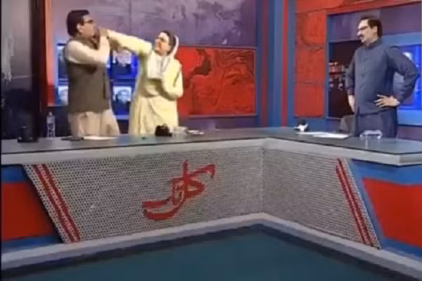 Khi chính trị gia Pakistan xô xát nhau trên sóng truyền hình Khi chinh tri gia Pakistan xo xat nhau tren song truyen hinh