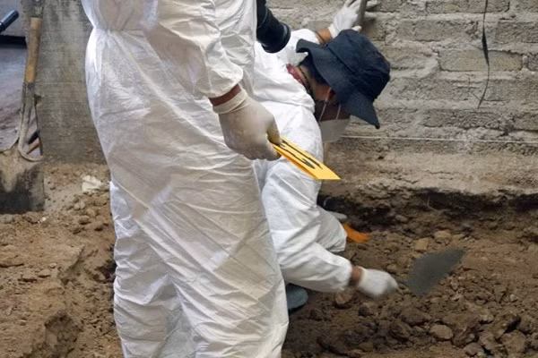 Cảnh sát sốc khi khám nhà nghi phạm giết người Canh sat soc khi kham nha nghi pham giet nguoi