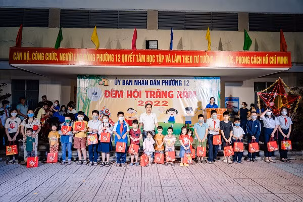 Mang Trung thu đến với hàng trăm trẻ em có hoàn cảnh khó khăn - Hình 2 Mang Trung thu den voi hang tram tre em co hoan canh kho khan-Hinh-2