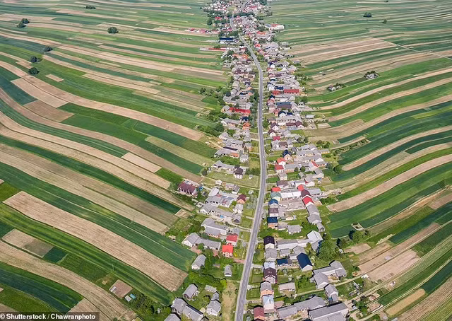 Kham pha ngoi lang dep nhu tranh co duy nhat mot con duong o Ba Lan