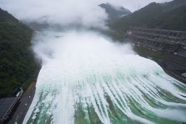 9.000 người dân phải sơ tán do vỡ đê sông Trường Giang ở Trung Quốc 9.000 nguoi dan phai so tan do vo de song Truong Giang o Trung Quoc