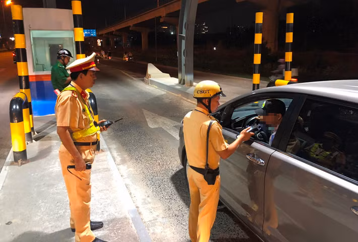 Lực lượng CSGT kiểm tra nhanh nồng độ cồn các tài xế trên Xa lộ Hà Nội.