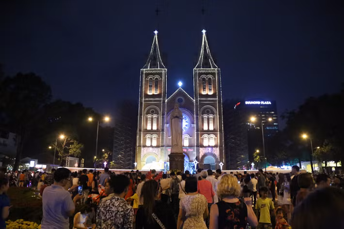Tại Nhà thờ Đức Bà (quận 1), mặc dù đang được trùng tu nhưng bên ngoài vẫn trang trí đèn hoa lung linh rực rỡ mừng Chúa Giáng sinh.