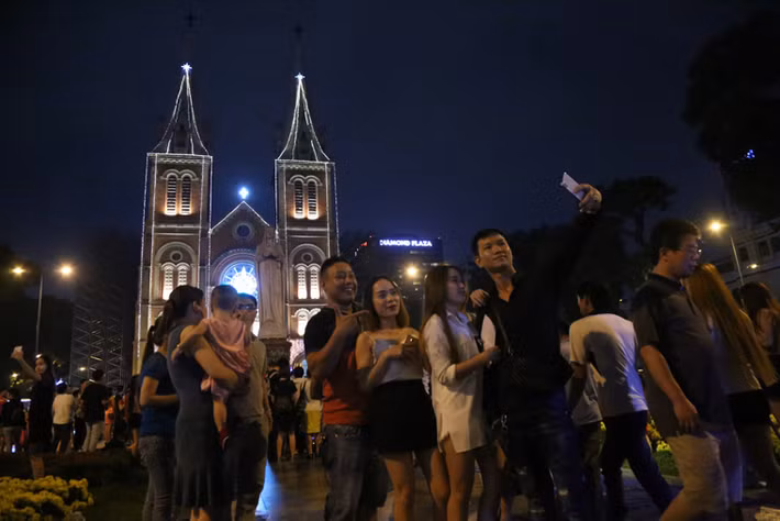 Hàng nghìn người đổ về khu vực Nhà thờ Đức Bà để đón Giáng sinh sớm.