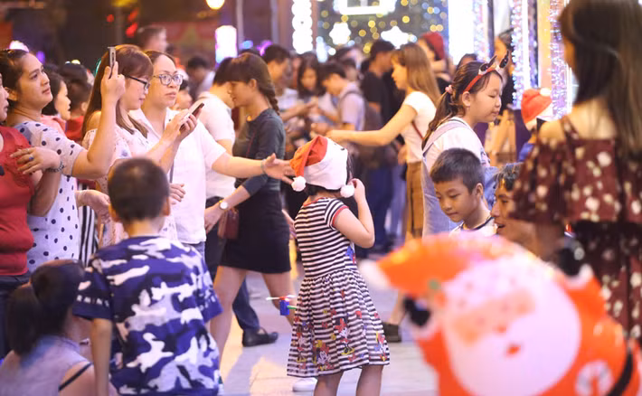 Không khí mùa Giáng sinh an lành tràn ngập các con phố và tất cả mọi người đều náo nức đổ ra đường vui chơi rất nhộn nhịp.