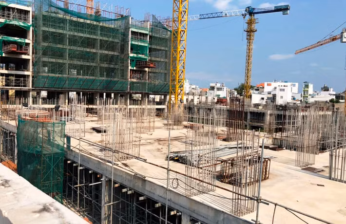 Theo Công ty Thái Bảo, dự kiến, trước ngày 30/4/2019, công ty sẽ hoàn thành giấy phép xây dựng phần thân để thi công tiếp. Trường hợp đến hẹn mà vẫn chưa có giấy phép xây dựng, khách hàng có thể thanh lý hợp đồng, công ty sẽ thanh toán số tiền khách hàng đã đóng và trả 30% lãi phạt như hợp đồng đã ký kết. 