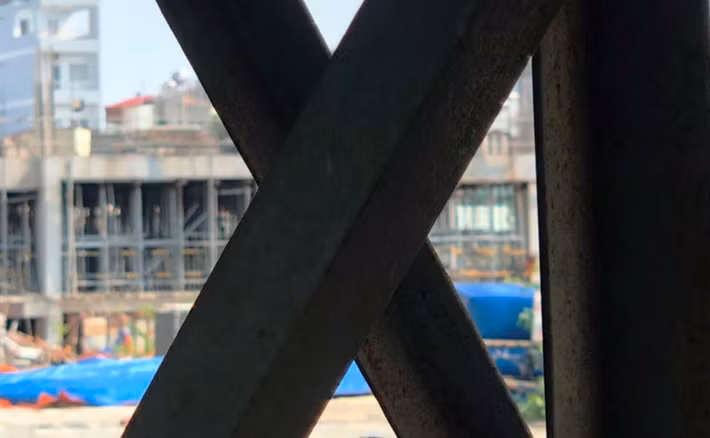 Bên trong vắng lặng như "chùa Bà Đanh", không một bóng người.