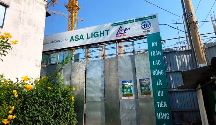 Theo hợp đồng, chậm nhất đến ngày 31/12/2018, chủ đầu tư phải bàn giao nhà cho họ. Thế nhưng, từ khi ký hợp đồng đến nay, dự án xây rất chậm, đến khoảng tháng 7/2018 thì lúc thi công, lúc không. Khi khách hàng khiếu nại, chủ đầu tư đưa ra đủ lý do.