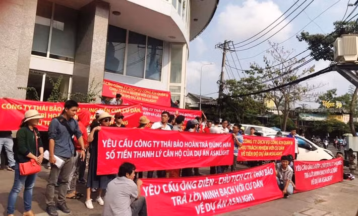 Từ những ngày cuối tháng 3/2019 đến nay, rất đông khách hàng trót mua nhà tại dự án An Sinh (dự án Asa Light, đường số 17, phường 4, quận 8, TP HCM) đã bỏ công việc làm ăn liên tục kéo đến trụ sở UBND quận và chủ đầu tư dự án là Công ty TNHH MTV Dịch vụ Công ích Quận 8 và Công ty TNHH Sản xuất thương mại dịch vụ Thái Bảo để "đòi nhà”.