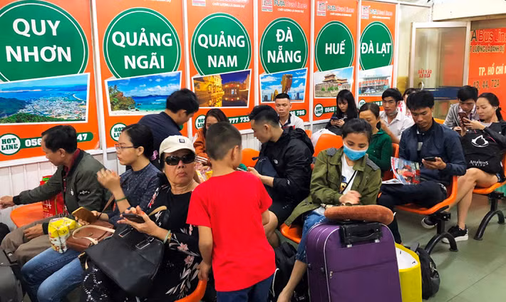 Đây là bến xe lớn nhất miền Nam phục vụ hành khách về các tỉnh miền Trung, Tây Nguyên và miền Bắc.