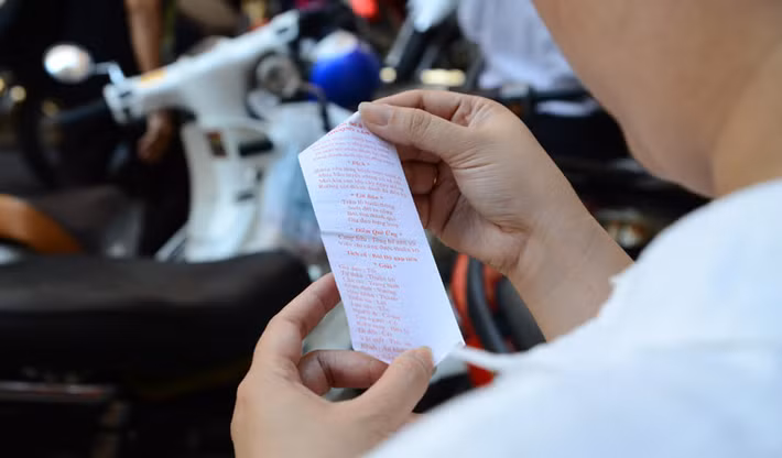 Thẻ xăm sau đó rơi ra ngoài và khách sẽ đọc về thông tin quẻ xăm liên quan đến vận hạn của mình.