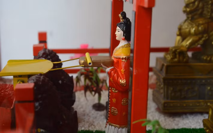 Khi đó nhạc nổi lên, “tiên nữ” sẽ từ ngôi chùa trong máy mang ra một quẻ xăm rồi bỏ vào khe cho khách. 