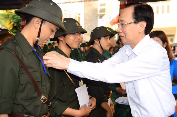 Phó Chủ tịch Thường trực UBND TP HCM Lê Thanh Liêm động viên các tân binh lên đường thực hiện nghĩa vụ thiêng liêng bảo vệ Tổ quốc.