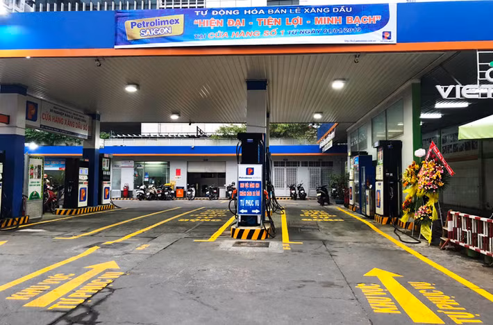 11 cửa hàng xăng dầu trên địa bàn TP HCM đã chính thức áp dụng mô hình " tự động hóa bán lẻ xăng dầu" từ ngày 15/1.