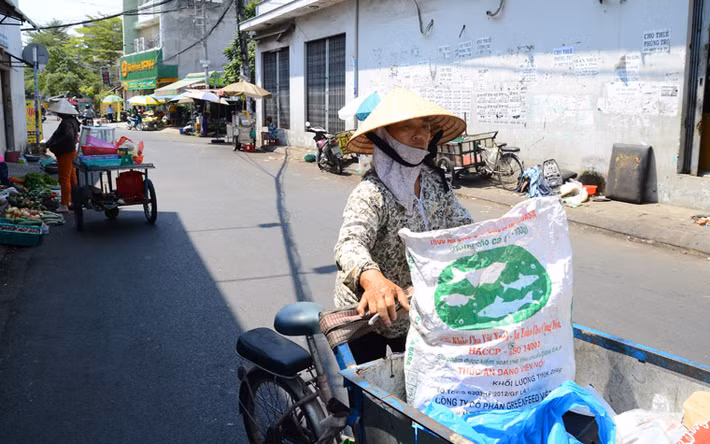 “Mua ve chai, đồng nát” là câu rao quen thuộc của bà Phan Thị Sáu (54 tuổi, ngụ quận 5). Từ năm này qua tháng nọ, từ sáng sớm đến nhá nhem tối, bà vẫn len lỏi vào từng ngõ hẻm để thu mua đủ thứ thượng vàng hạ cám. Đối với bà ngày 8/3 là ngày xa xỉ. “Ngày đó vẫn như mọi ngày thôi, tôi vẫn đi kiếm ve chai mua bình thường”. Nói xong, bà đạp xe đi nhanh với lý do có khách mối gọi bán ve chai. 
