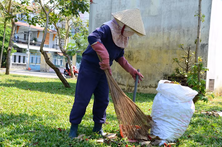 Cũng giống bà Thủy, bà Phan Thị Ái Linh (40 tuổi, quê Trà Vinh, nhân viên cây xanh tại quận Tân Phú) cũng là một người xa quê kiếm sống tại TP HCM. Với công việc phải thường xuyên tiếp xúc với nắng nóng, rác thải, khói bụi... nhưng bà vẫn lạc quan. “Tôi lên Sài Gòn gần 20 năm rồi, trải qua rất nhiều công việc khác nhau. Điều tôi vui nhất là hạnh phúc gia đình, các con đều thành công trong học hành”. Trải qua nhiều khó khăn nhưng bà và chồng vẫn nuôi các con nên người, trong đó có 2 người con đang học Đại học. Bà bộc bạch “Đối với tôi Ngày quốc tế phụ nữ là ngày lao động bình thường, được nhìn thấy các con trưởng thành là hạnh phúc lắm rồi”.