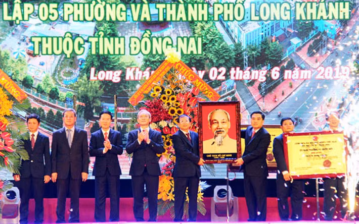 Đồng chí Võ Văn Thưởng trao Nghị quyết của Ủy ban Thường vụ Quốc hội cho lãnh đạo TP Long Khánh và 5 phường mới thành lập; đồng thời trao tặng bức ảnh chân dung Chủ tịch Hồ Chí Minh và lẵng hoa chúc mừng thành phố. 