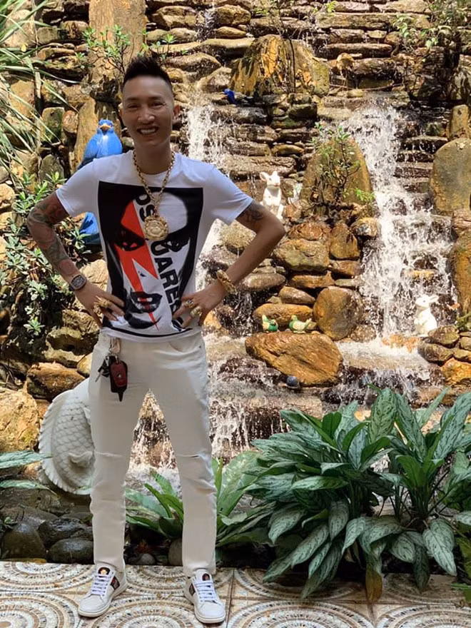 "Giang hồ mạng" này nhiều lần phải đối mặt với công an, bị bắt vì vi phạm pháp luật. Gần đây nhất, Huấn Hoa Hồng thách thức CSGT Sài Gòn với màn để đầu trần chở theo một thanh niên đi xe phân khối lớn và nẹt pô ngay trên phố. Ảnh: FBNV.
