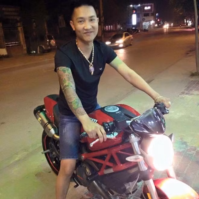 Huấn Hoa Hồng (35 tuổi, Yên Bái) nổi lên với những clip ăn chơi, video thách thức những giang hồ. Trên trang cá nhân, người này cũng thường xuyên khoe giọng hát khi livestream và hiện có hơn 200.000 lượt theo dõi trên Facebook. Trên trang cá nhân, Huấn tự giới thiệu là tổng giám đốc công ty chuyên cho vay - cầm đồ tại Sài Gòn. Các video anh ta đưa lên mạng cũng chủ yếu liên quan tới hoạt động đòi nợ thuê, cho vay nặng lãi, đe dọa người vay tiền bằng các lời lẽ chửi bới, thô tục. Ảnh: FBNV.